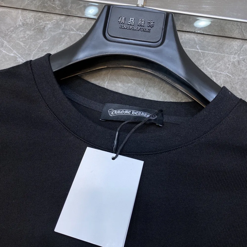 P220 Chrome Hearts long T series, synchronized with counters, two pieces of long-sleeved T-shirts with cross-stitched leather and fake leather on the arms. Same style as celebrities❤Specially customized version of 1:1 high weight fabric. Recommended color: black. Size: S, M, L, XL